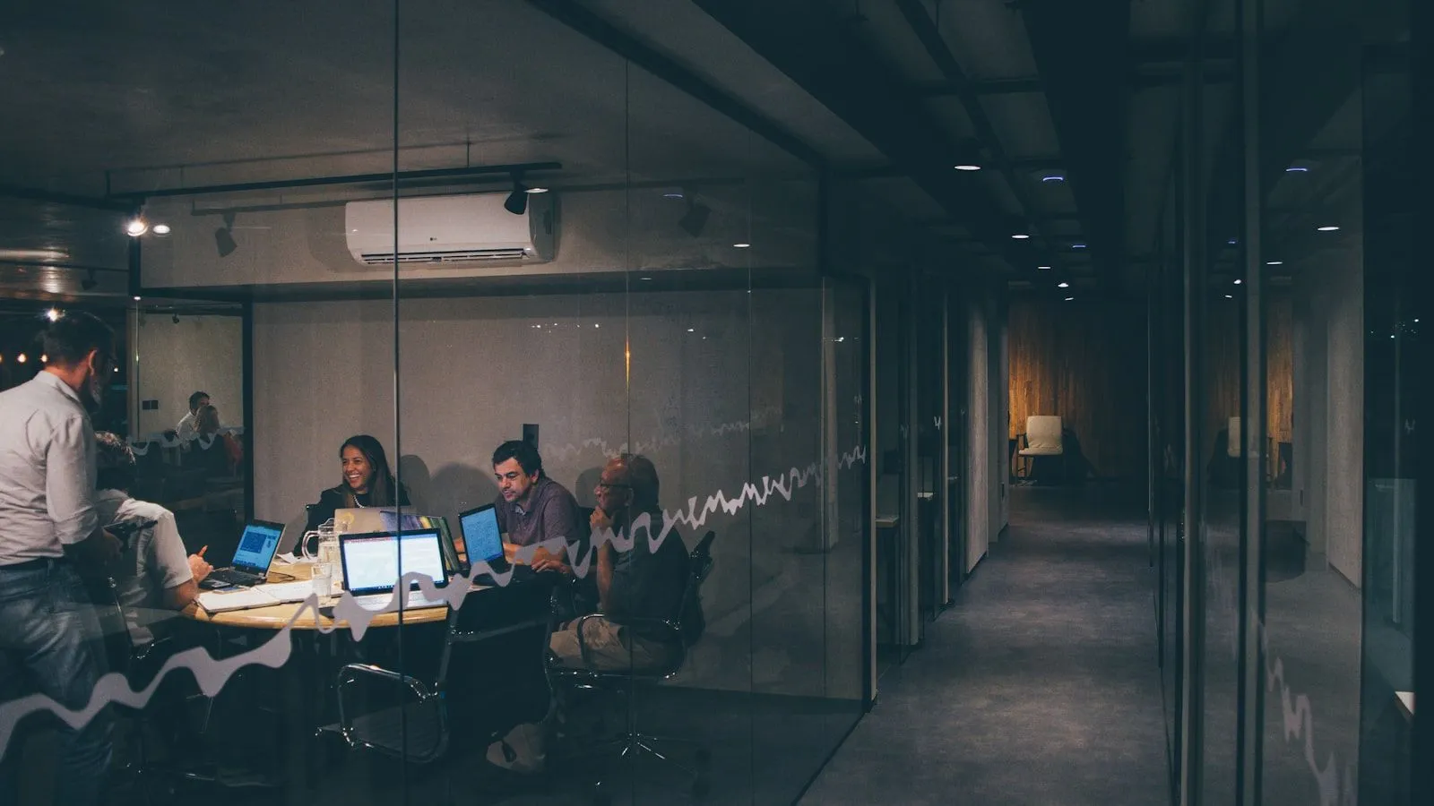 Reunión de equipo evaluando la inversión en un sistema de IA privada