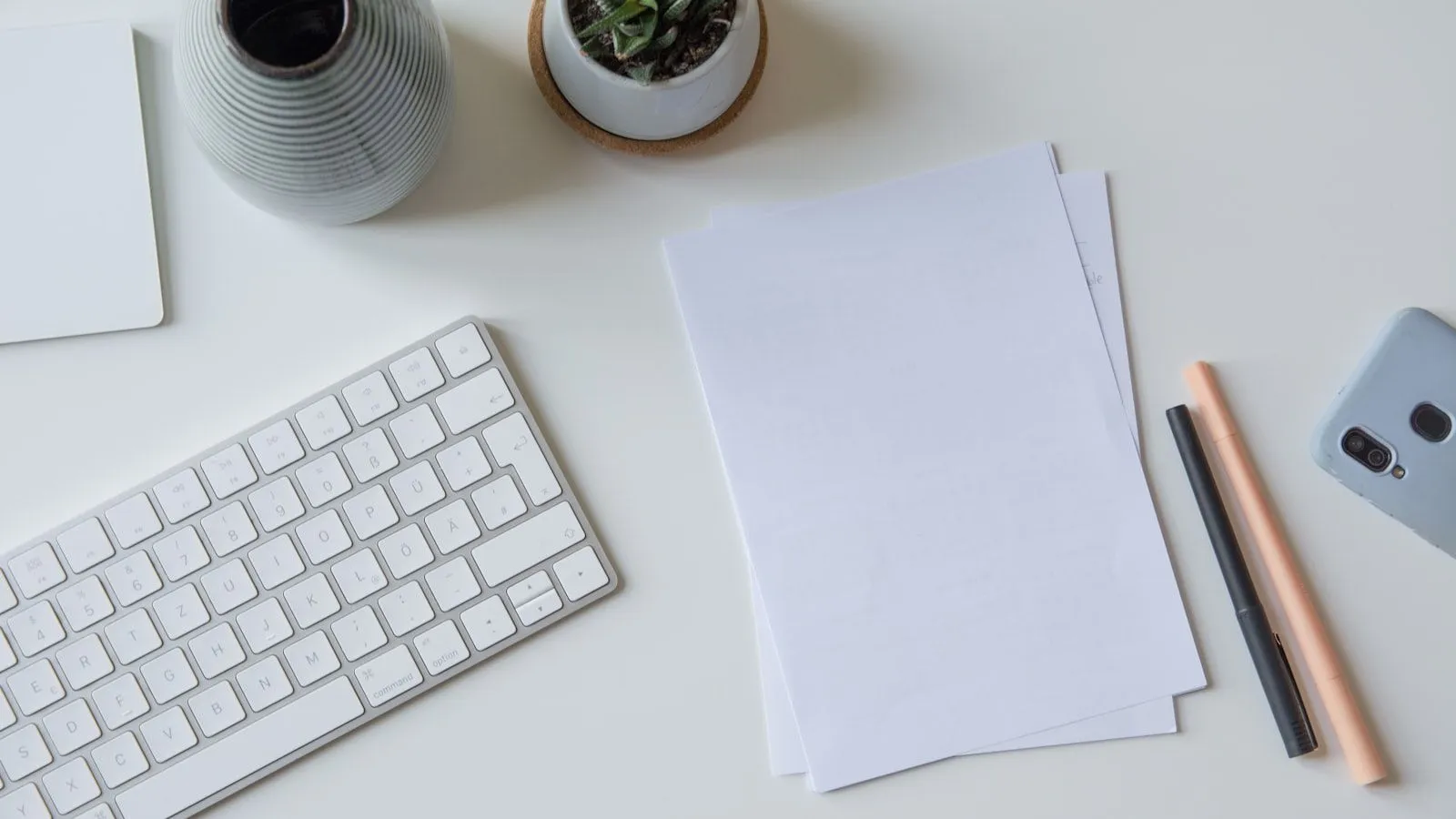 Escritorio de oficina con papeles y teclado representando un proyecto sin planificar