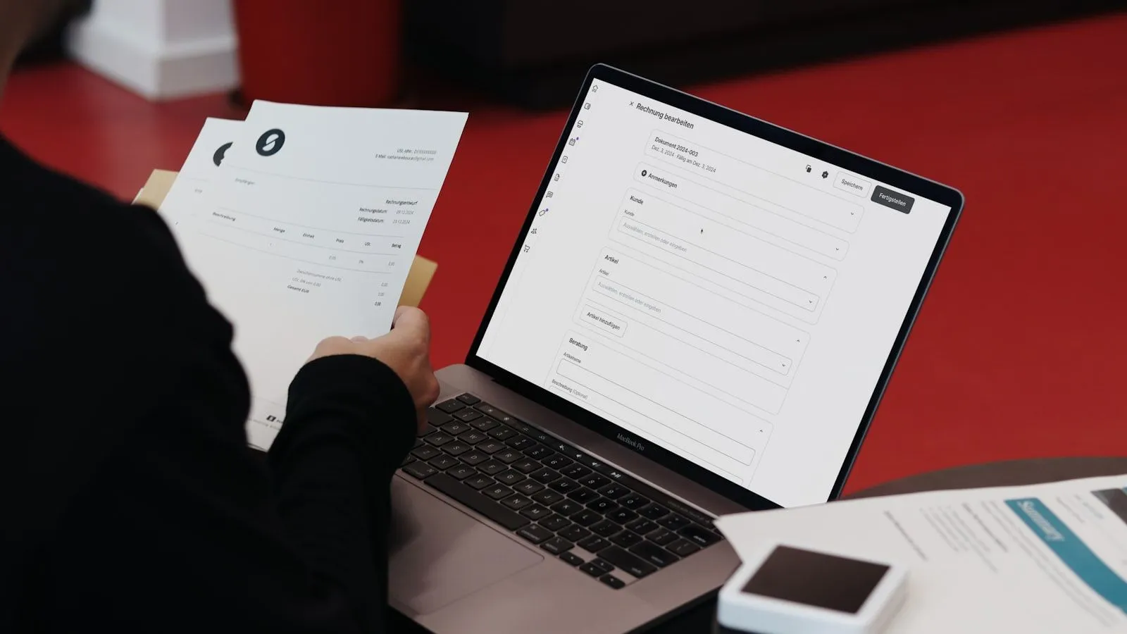Persona revisando documentación de solicitud de ayudas a la digitalización en su empresa