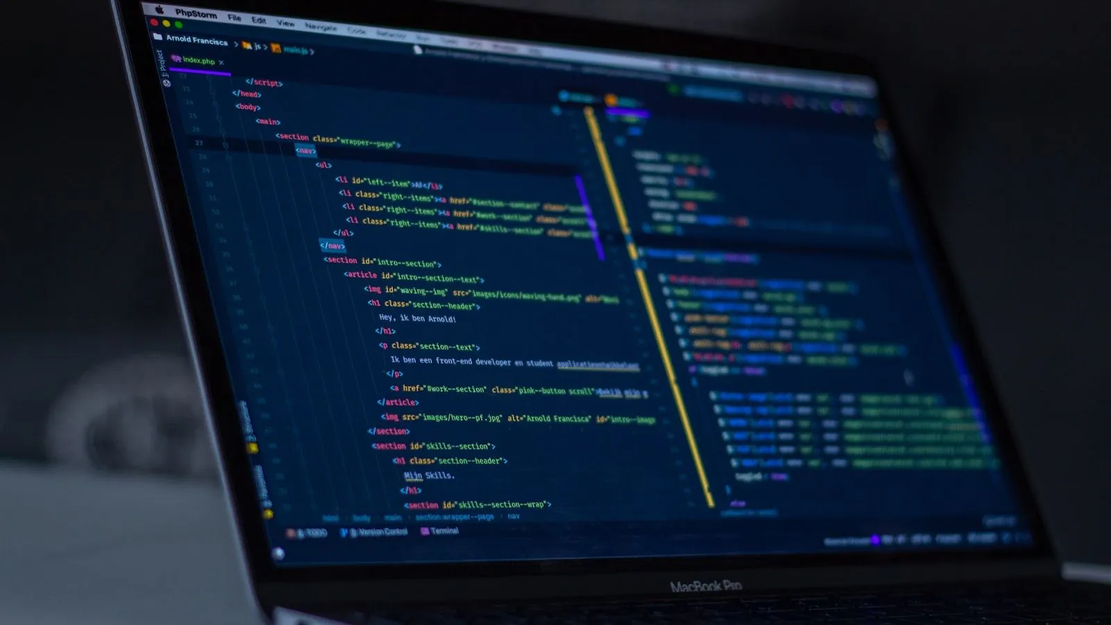 Pantalla de ordenador mostrando código de un modelo de lenguaje